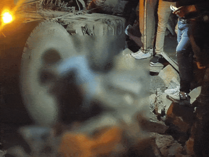 ट्रेलर ने कुचला, फिर 50 फीट तक घसीटता ले गया:बाइक सवारों के चीथड़े उड़े; क्रेन भी ट्रेलर को हिला नहीं पाई, तीन बुलडोजर बुलाने पड़े