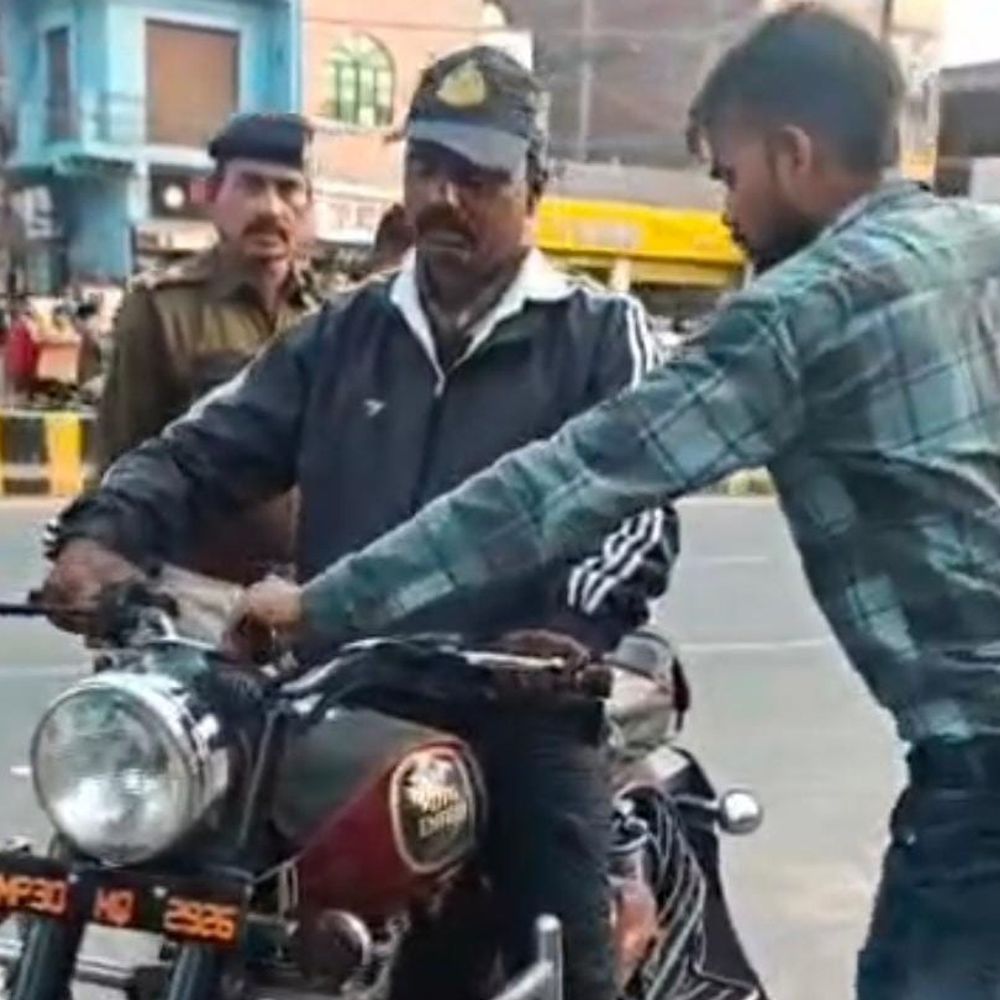 बुलेट सवार ने की पुलिस अभद्रता, कटा चालान:  ग्वालियर में मॉडिफाइड साइलेंसर वाली 15 बाइकों पर कार्रवाई, वसूला जुर्माना – Gwalior News