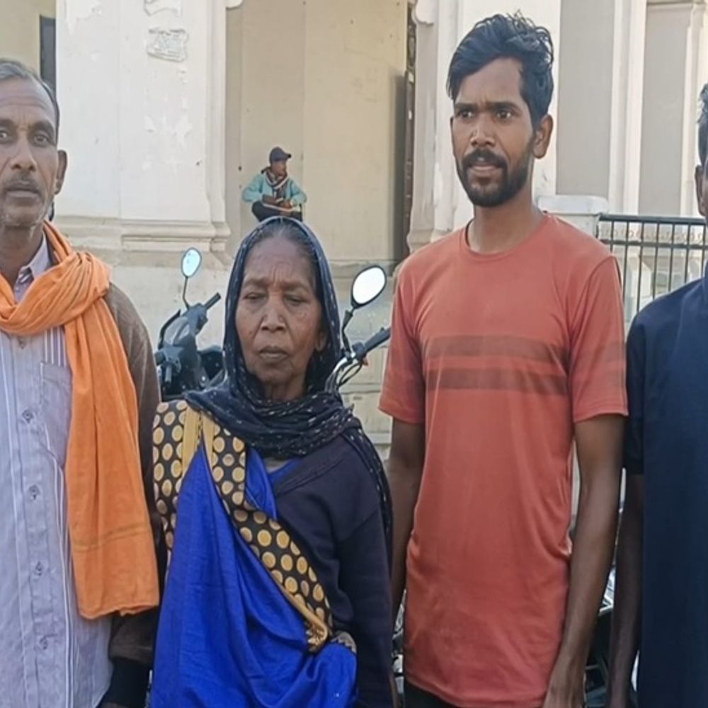 महिला कागजों में मृत, कलेक्टोरेट पहुंच कहा-मैं जिंदा हूं साहब:भतीजे ने छह एकड़ जमीन अपने नाम कराई, धान बेचने पहुंचे तो हुआ खुलासा