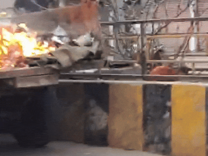 भिंड में सफाई कमियों ने कचरा ट्रॉली में लगाई आग:  धुएं से सड़क पर लोग हुए परेशान, रोकाने पर सफाईकर्मी बोले- मच्छर भागेंगे – Bhind News