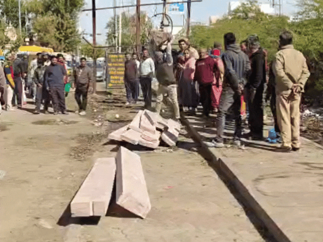 जमीन पर कब्जे की बात को लेकर भिड़े दो पक्ष:  एक पक्ष के रखे पत्थर तोड़े, पुलिस ने मौके पर पहुंच संभाली स्थिति – Jodhpur News