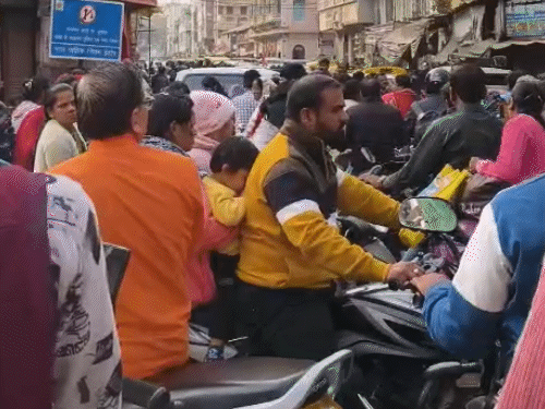 इंदौर में कई जगह जाम, वाहन फंसे:रेंगते हुए चल रहे वाहन, जवाहर मार्ग, खजूरी बाजार और पंढरीनाथ प्रभावित