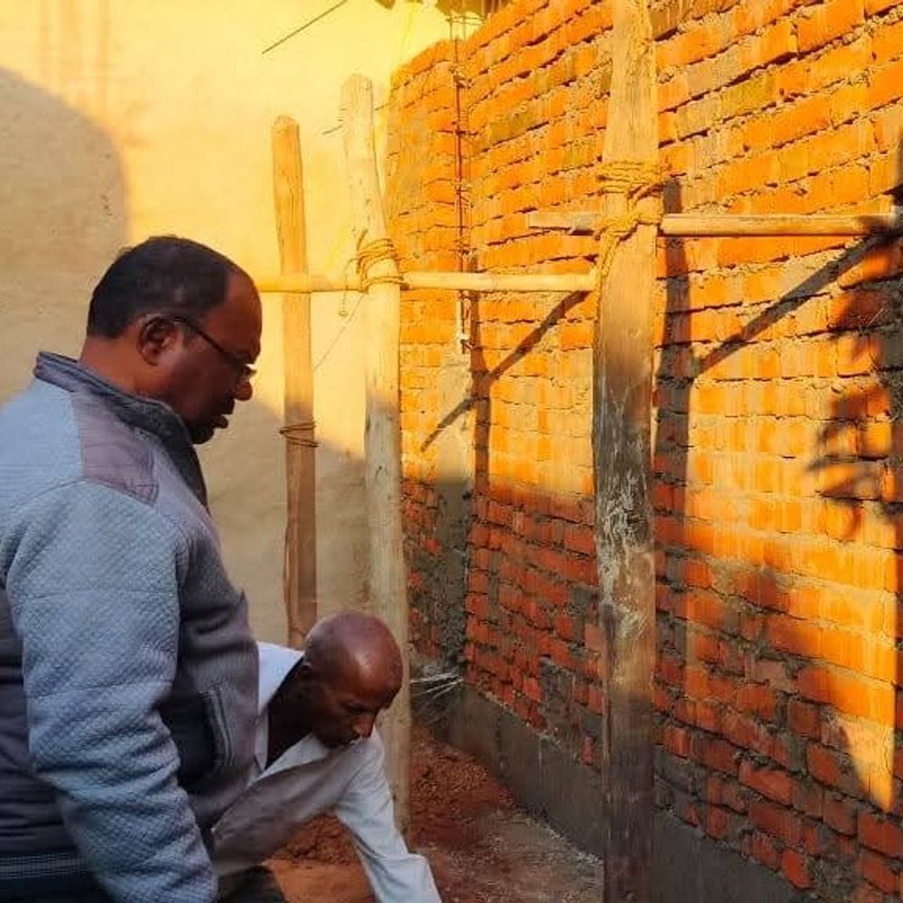 कुसमी में कोर्ट के स्टे के बावजूद अवैध निर्माण:तहसीलदार ने मौके पर पहुंचकर काम रुकवाया; बाेले- दोबारा शुरू करने पर होगी जेल