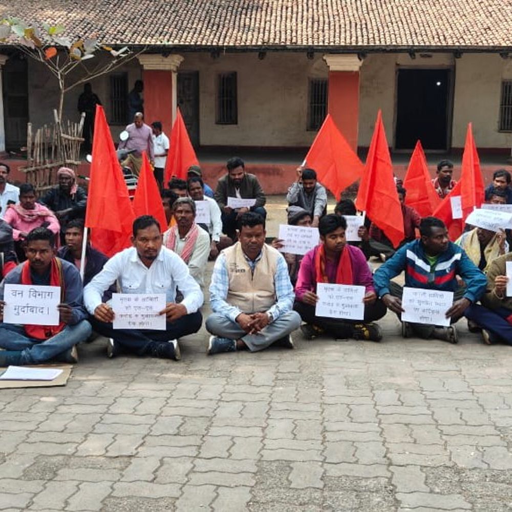 पश्चिमी सिंहभूम में हाथियों का आतंक:  वन विभाग कार्यालय के समक्ष दिया धरना-प्रदर्शन, सौंपा ज्ञापन; मुआवजे की मांग – Chaibasa (West Singhbhum) News