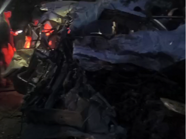 गुजरात में भीषण सड़क हादसे में 7 राजस्थानियों की मौत:डिवाइडर तोड़कर इनोवा पर पलटा ट्रक; गाड़ी के उड़े परखच्चे, अंदर फंसे शव