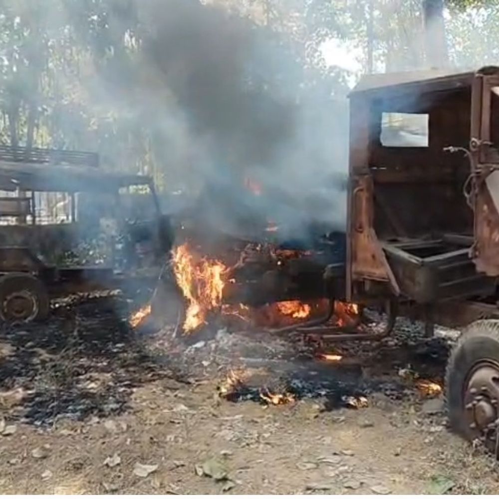 अंचल कार्यालय के पीछे कबाड़ वाहनों में लगी आग:  नशा करने के दौरान चिंगारी से आग लगने की आशंका, फायर ब्रिगेड की टीम ने पाया काबू – koderma News