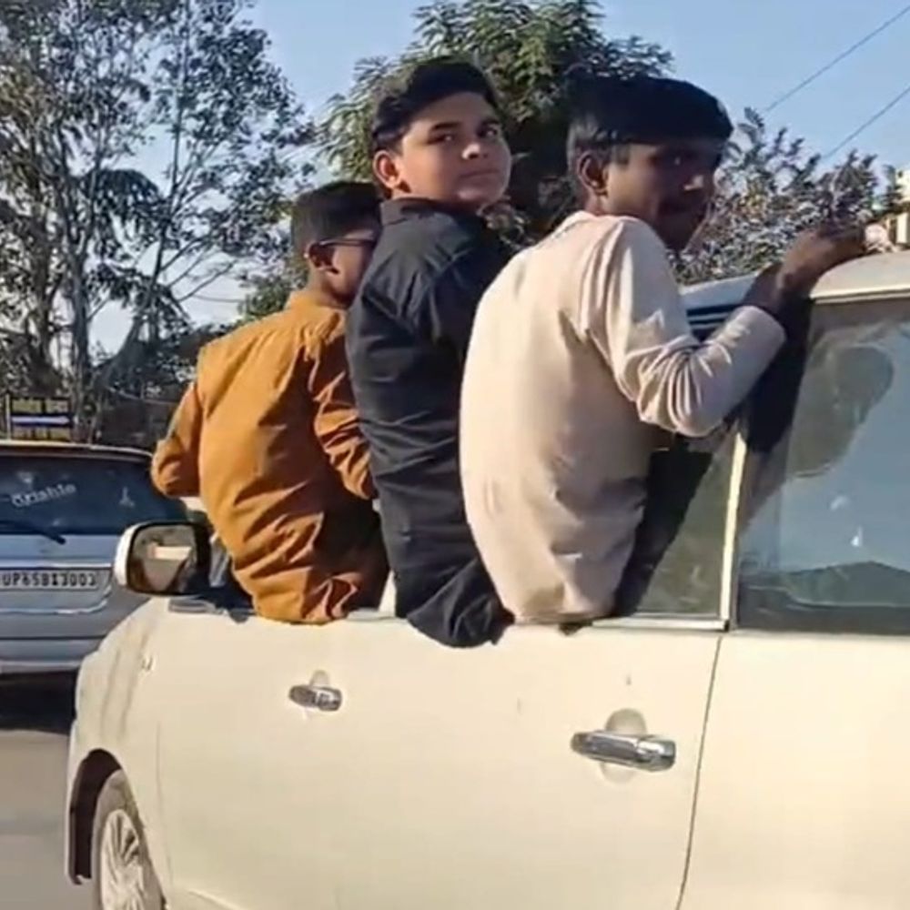 सरगुजा में चारपहिया वाहनों से स्टंट,पुलिस ने जब्त की गाड़ियां:  पूर्व सीएम भूपेश बघेल के स्वागत में शामिल हुए युवक कारों से लटककर शहर में घूमे – Ambikapur (Surguja) News