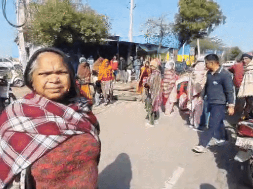 रेवाड़ी के स्कूल में जलभराव, ग्रामीणों ने लगाया जाम:  खुले मैदान में लगानी पड़ी क्लास, 55 बच्चे पढ़ते हैं, पुलिस ने खुलवाया – Rewari News