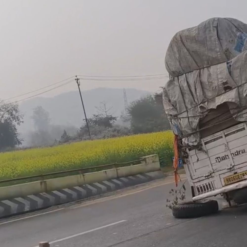 जमुई-लक्ष्मीपुर मार्ग पर पिकअप का एक्सल टूटा:  ओवरब्रिज पर 100 फीट तक घिसटती रही गाड़ी, चालक सुरक्षित, बड़ा हादसा टला – Jamui News