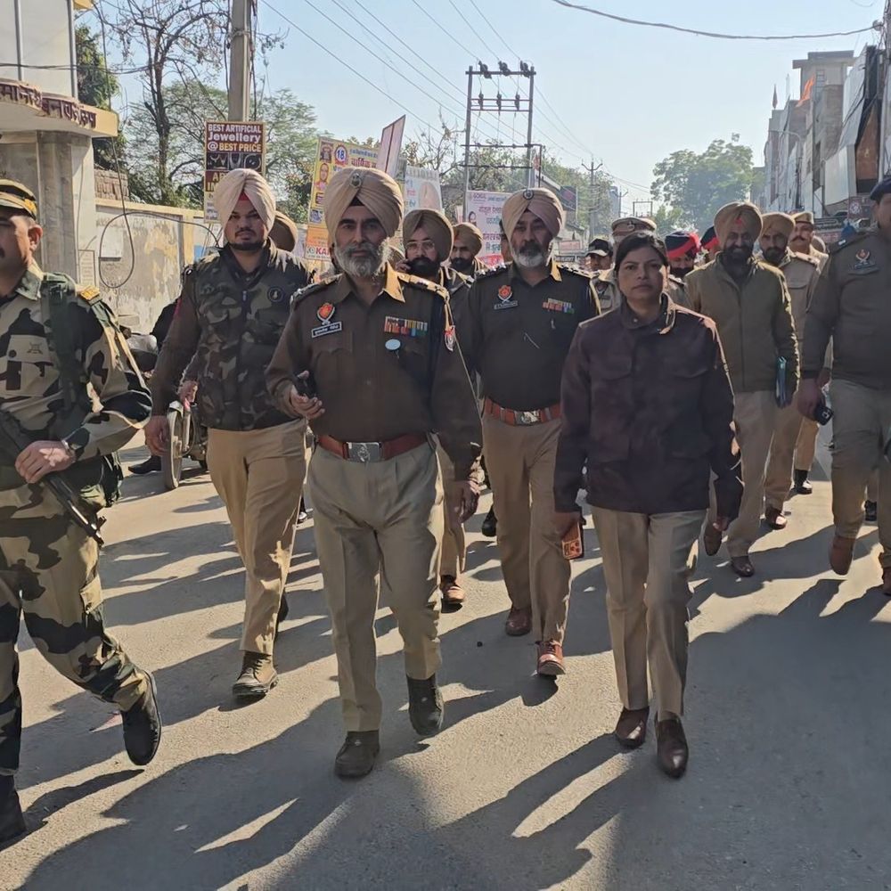 फाजिल्का में पुलिस-BSF ने निकाला फ्लैग मार्च:  कल राज्यपाल गुलाबचंद कटारिया फहराएंगे ध्वज, सुरक्षा को लेकर 1400 जवान तैनात, बॉर्डर पर नजर – Fazilka News