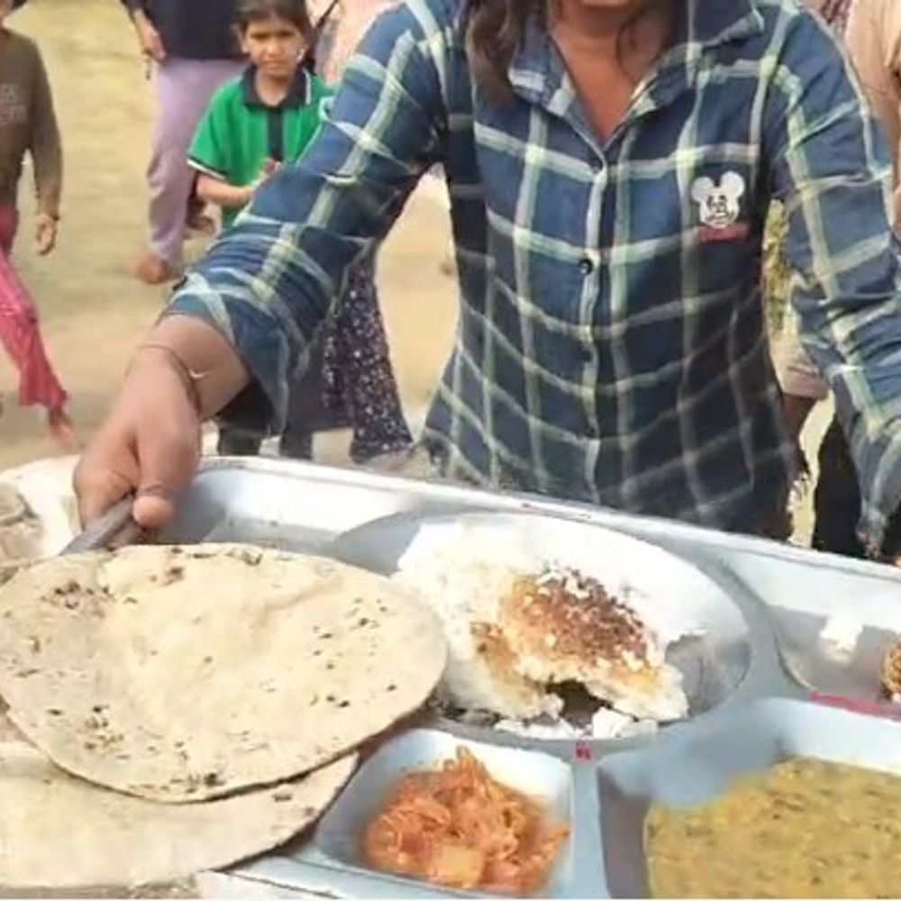 गुनौर छात्रावास में छात्राओं का हंगामा:  कुक पर लगाए आरोप बोली- खुद के लिए स्पेशल भोजन बनाता है, हमारे साथ भेदभाव – Panna News