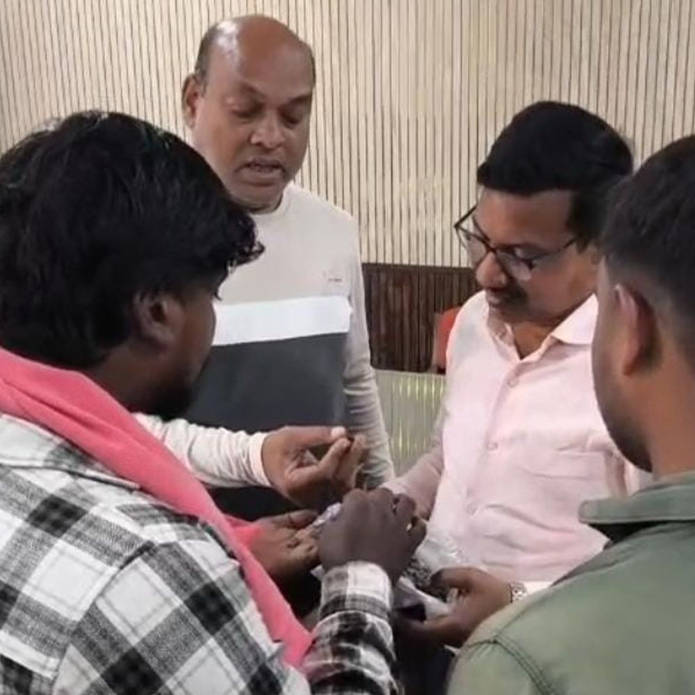 धमतरी में सड़क मरम्मत में भ्रष्टाचार का आरोप:  छत्तीसगढ़िया क्रांति सेवा के सदस्य बोले- कुछ ही दिन में उखड़ी बजरी, PWD कार्यालय लेकर पहुंचे – Dhamtari News