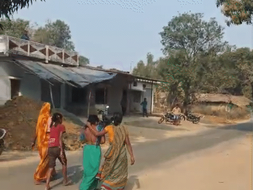 एक्स्ट्रा मैरिटल अफेयर, सौतन को अर्धनग्न कर गांव में घुमाया:वाइफ ने मुंह पर गोबर पोता, कहा-घर उजाड़ने की सजा क्या होती है सोच ले