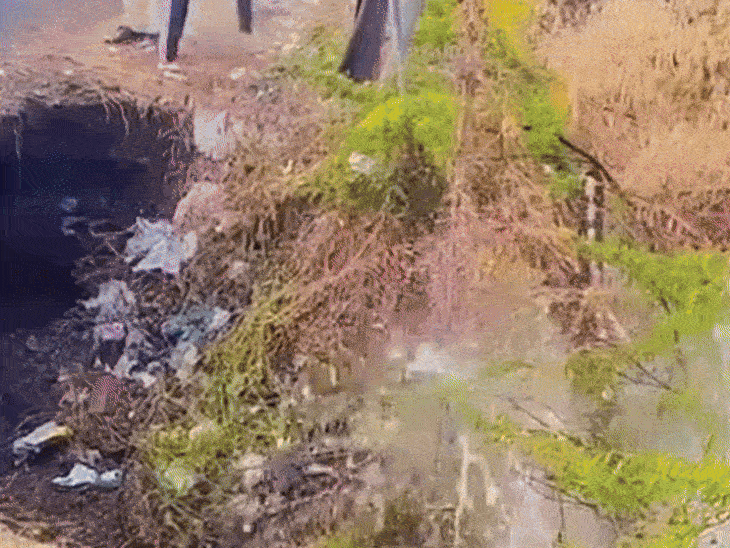 बड़वानी में खंडवा-वडोदरा नेशनल हाईवे धंसा:एमपी-गुजरात को जोड़ने वाली सड़क पर 6 फीट का गड्‌ढा, करीब एक घंटे तक रुका रहा ट्रैफिक