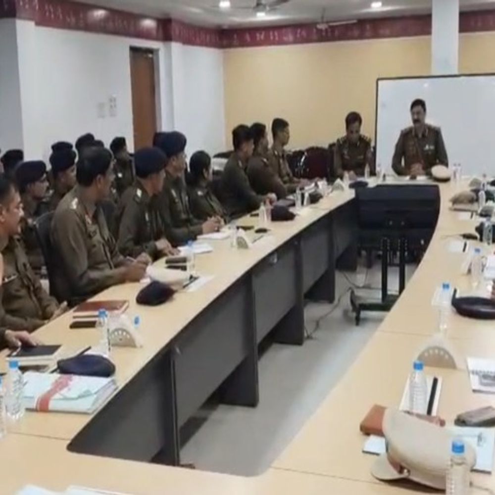 रायपुर कमिश्नर ने रात 10 बजे अफसरों की बैठक ली:नशा-चाकूबाजी पर सख्ती दिखाने, चालान के नाम पर परेशान ना करने की नसीहत दी