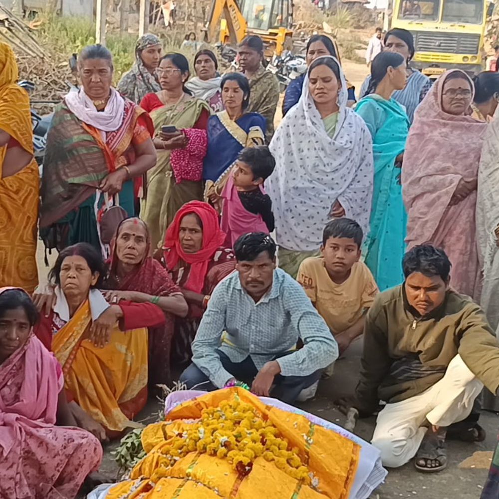 दो घंटे लाश लेकर सड़क पर बैठे रहे परिजन:आर्थिक सहायता के आश्वासन के बाद माने, ट्रैक्टर की टक्कर से हुई थी बुजुर्ग की मौत