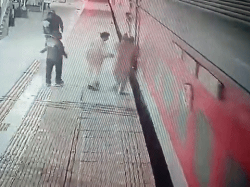 कॉन्स्टेबल ने 12 साल की बच्ची की जान बचाई:  बच्ची को गिरते ही ट्रेन के नीचे जाने से बचाया – Sawai Madhopur News