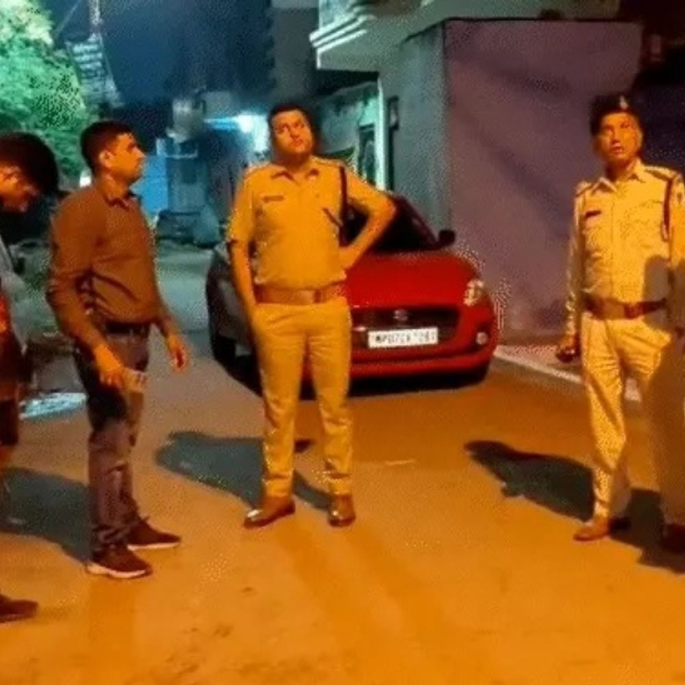 ग्वालियर में बाइक सवार बदमाशों ने लूटा मोबाइल:छात्र फोन पर बात करते हुए कोचिंग जा रहा था, पीछे आकर बदमाशों ने मारा झपट्टा