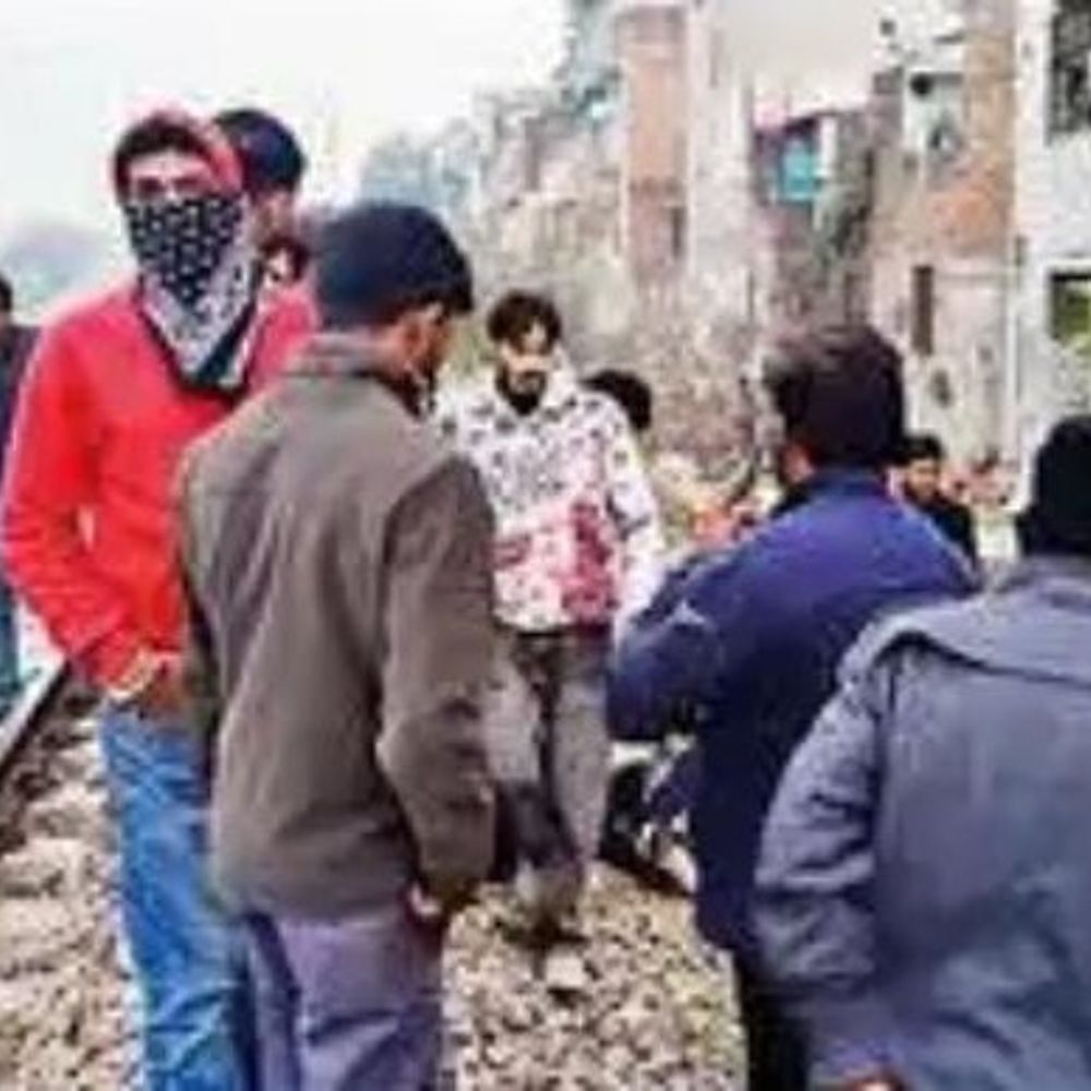 जीरकपुर में ट्रेन की टक्कर से दो बच्चों की मौत:  रेलवे ट्रैक के पास पतंग लूट रहे थे, दीवार बनाने की मांग – Mohali News