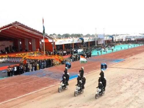 गुजरात में 77वां गणतंत्र दिवस:राज्यपाल आचार्य देवव्रत ने वाव-थारद जिले में किया ध्वजारोहण, तिरंगे पर हेलिकॉप्टर से बरसाए फूल