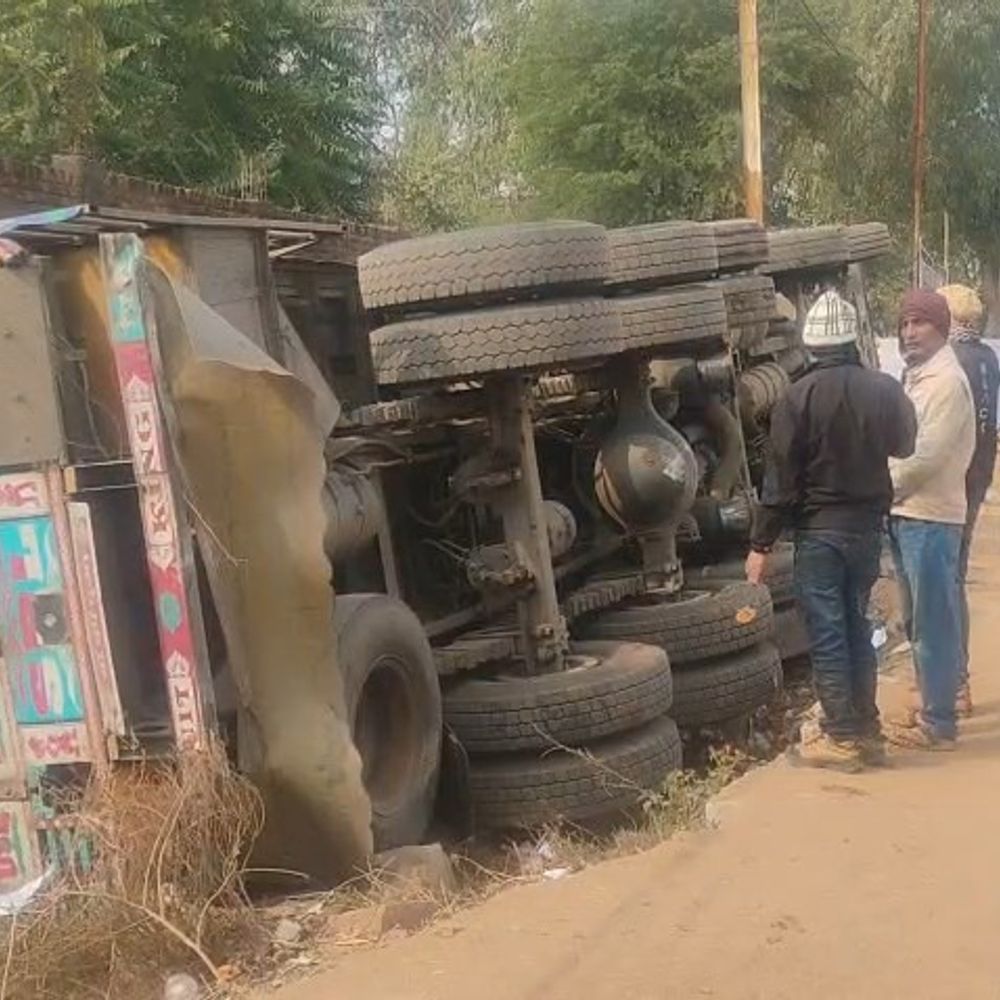 शिवपुरी में बिना चालक के लुढ़का मक्के से भरा ट्रक:ढलान से फिसलकर सड़क किनारे जाकर पलटा, ईदगाह के पास हादसा