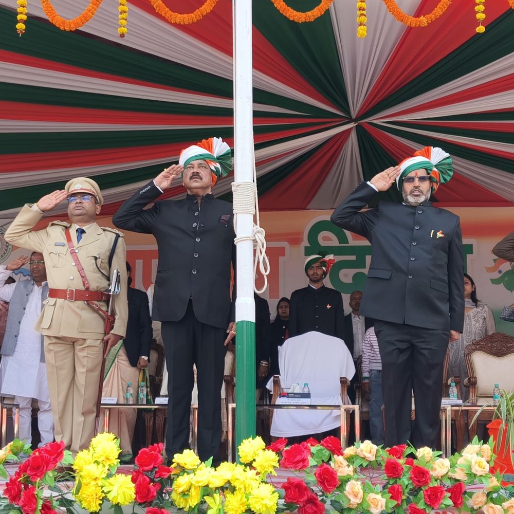 गिरिडीह में गणतंत्र दिवस समारोह:  मंत्री सुदिव्य कुमार सोनू ने किया ध्वजारोहण, झांकियों ने दिया सामाजिक संदेश – Giridih News