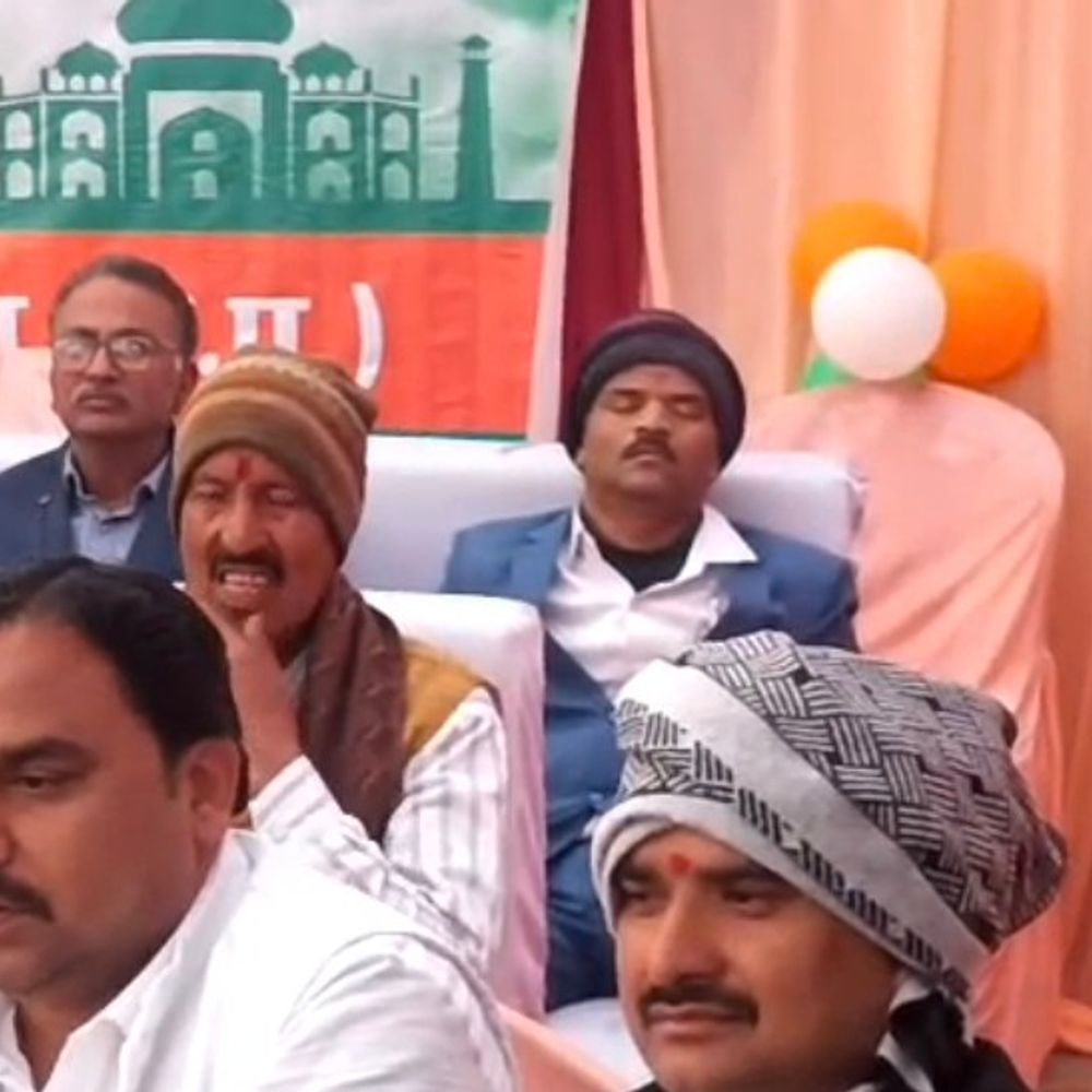 स्कूल के गणतंत्र समारोह में सो गए नायब तहसीलदार:भांडेर में देशभक्ति कार्यक्रम के बीच नींद लेने का VIDEO