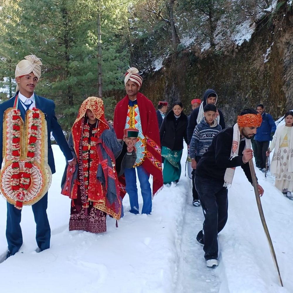 मंडी में 4 फुट बर्फ की परत पर चली दुल्हन:  पैदल सफर किया, ससुराल पहुंचने में लगे 4 घंटे, बर्फबारी के बीच हुई शादी – Mandi (Himachal Pradesh) News