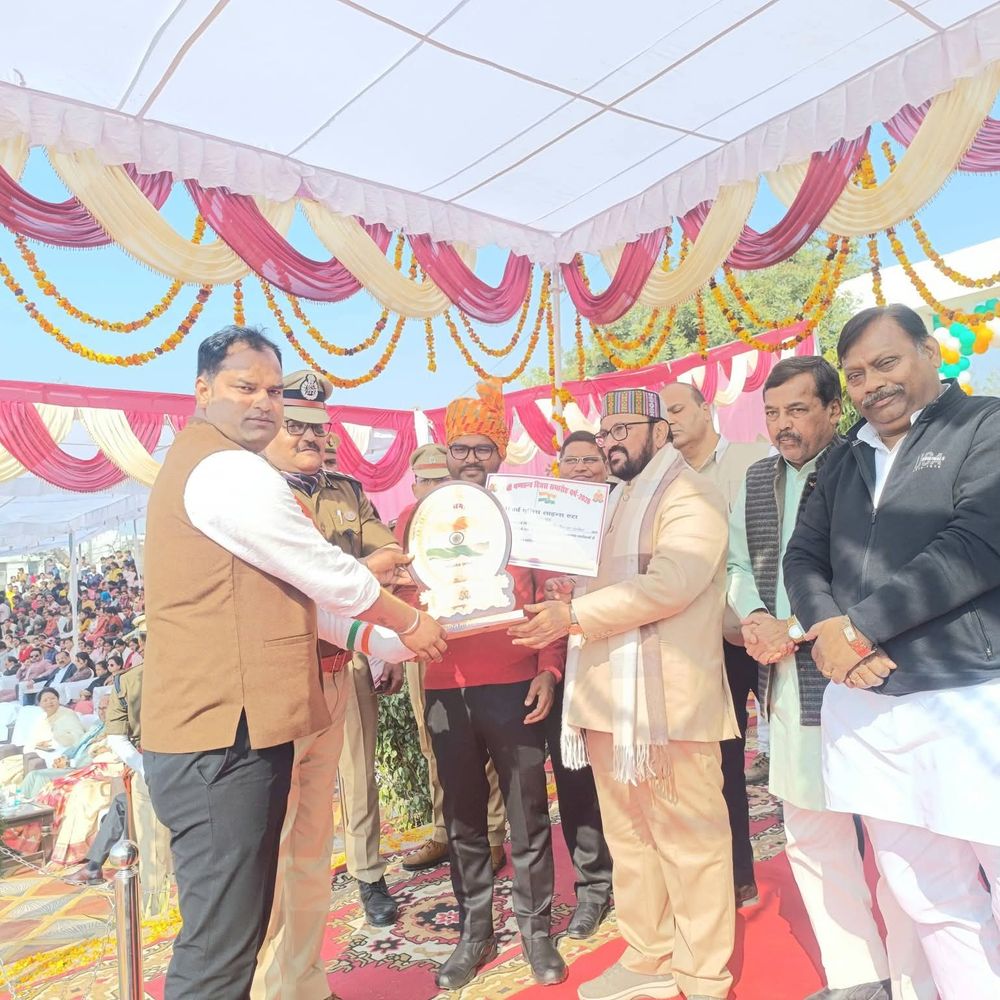 एटा में गणतंत्र दिवस पर कैबिनेट मंत्री ने किया सम्मान:  अच्छा काम करने वाले हुए सम्मानित, प्रशस्ति पत्र बांटे – Etah News