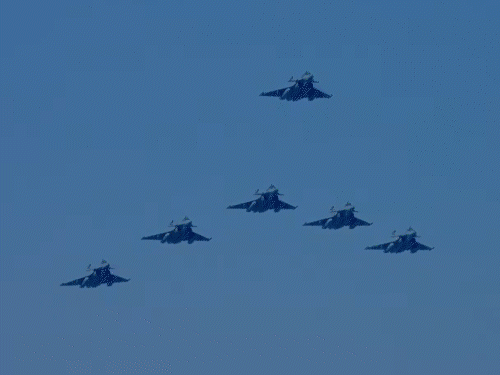 गणतंत्र दिवस- कर्तव्य पथ पर शक्ति प्रदर्शन, 28 PHOTOS:हेलिकॉप्टर ध्रुव का प्रहार, भीष्म-अर्जुन टैंक की धमक और भैरव बटालियन की हुंकार