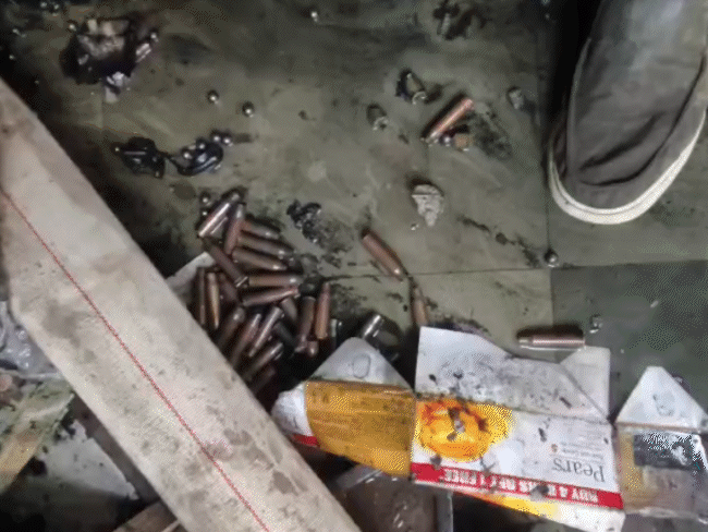 रतलाम की बंदूक की दुकान में धमाका:3 लोग गंभीर झुलसे; चश्मदीद बोले- लोगों ने दौड़कर जान बचाई, FSL टीम जांच में जुटी