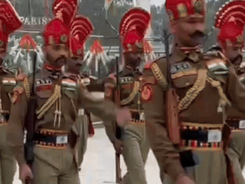 फाजिल्का बार्डर पर रिट्रीट सेरेमनी:  भारत माता की जय से गूंजी सीमा, जोशीले परेड ने लोगों में भरा जोश, डीआईजी BSF रहे मौजूद – Fazilka News