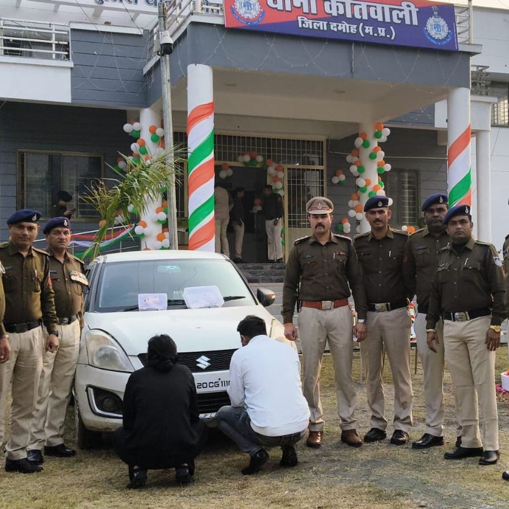 दमोह में अवैध हथियारों के साथ दो आरोपी गिरफ्तार:मोला अली की पहाड़ी पर कार में पकड़ाए, पिस्टल-कट्टा और कारतूस बरामद