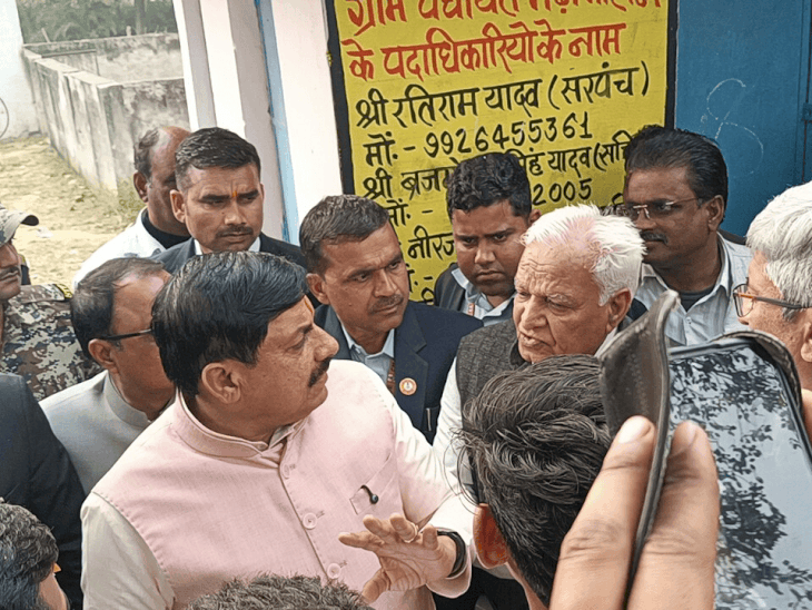 अशोकनगर में हितानंद की अस्वस्थ मां से मिले CM यादव:पंचायत में हो रही ग्राम सभा भी पहुंचे, बैठकर सुनीं ग्रामीणों की समस्याएं