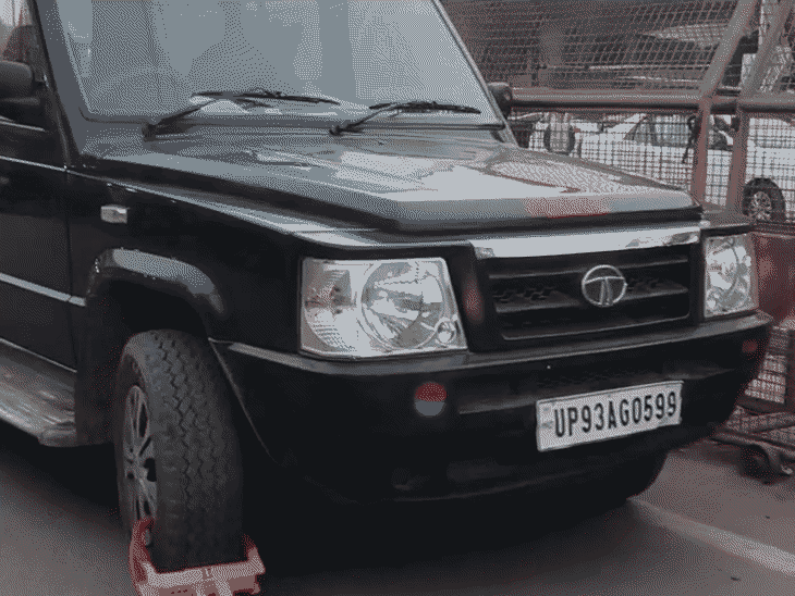 यूपी के पुलिसकर्मी की गाड़ी का व्हील लॉक लगाकर चालान:  दतिया में थाना प्रभारी बोलीं- नो पार्किंग में खड़ी थी, नियम सभी के लिए समान हैं – datia News