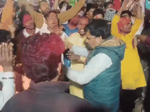 वाराणसी में मूर्ति विसर्जन के दौरान आयोजकों ने की नारेबाजी:  कुंड छोटा होने पर जताई नाराजगी, पुलिस ने समझा-बुझाकर स्थिति को किया शांत – Varanasi News