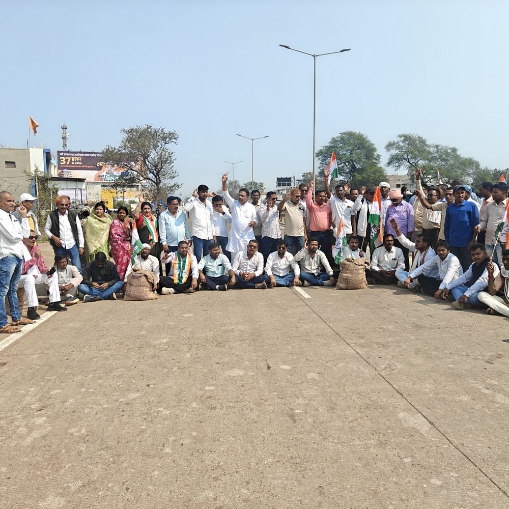 किसान बोला-धान न बिकने के कारण रद्द करनी पड़ी शादी:धमतरी में धान खरीदी को लेकर कांग्रेसियों ने NH-30 जाम किया, भूसा रखकर नारेबाजी की