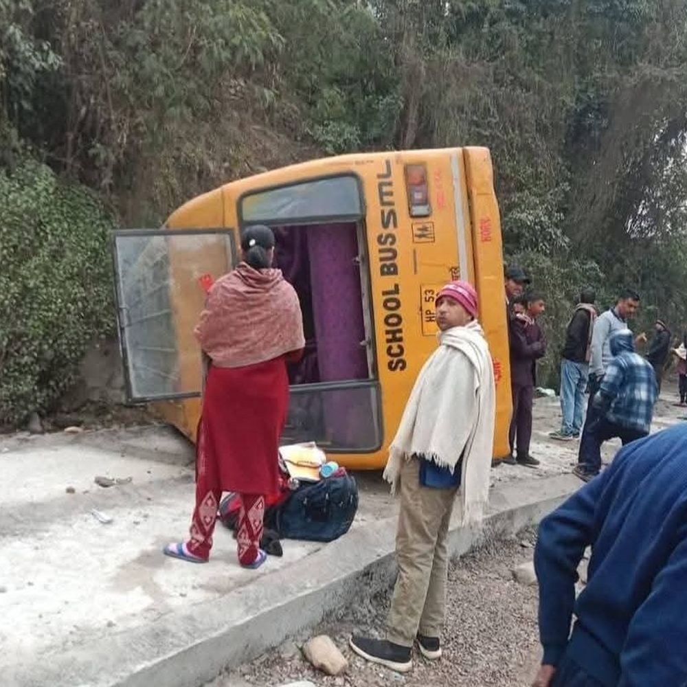 कांगड़ा में प्राइवेट स्कूल की बस पलटी:  6 छात्र और अध्यापक घायल, पालमपुर रेफर, लाहट शिवनगर रोड पर हादसा – Kangra News