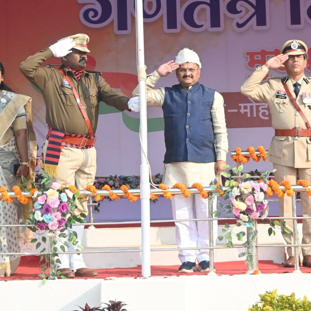 मोहला में 77वां गणतंत्र दिवस, सांसद संतोष पाण्डेय ने फहराया:मुख्यमंत्री का संदेश पढ़ा, परेड की सलामी ली