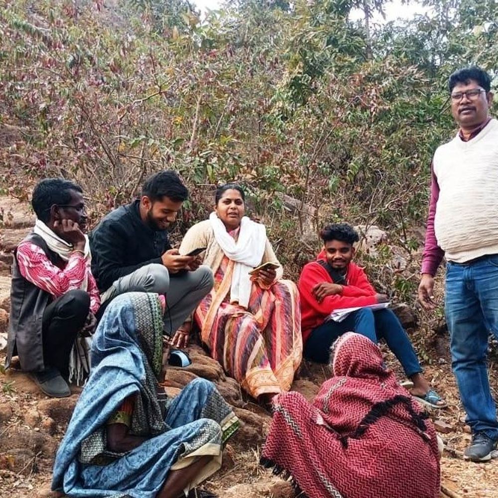 दुर्गम वनांचल में बुजुर्गों तक आयुष्मान वय वंदन कार्ड:नेटवर्क बाधाओं के बीच भरतपुर विकासखंड में स्वास्थ्य विभाग का विशेष अभियान