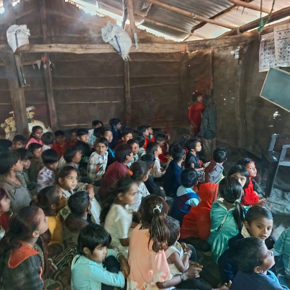 कच्चे मकान में पढ़ रहे 100–150 बच्चे:आजादी के 77 साल बाद भी सरकारी स्कूल का इंतजार