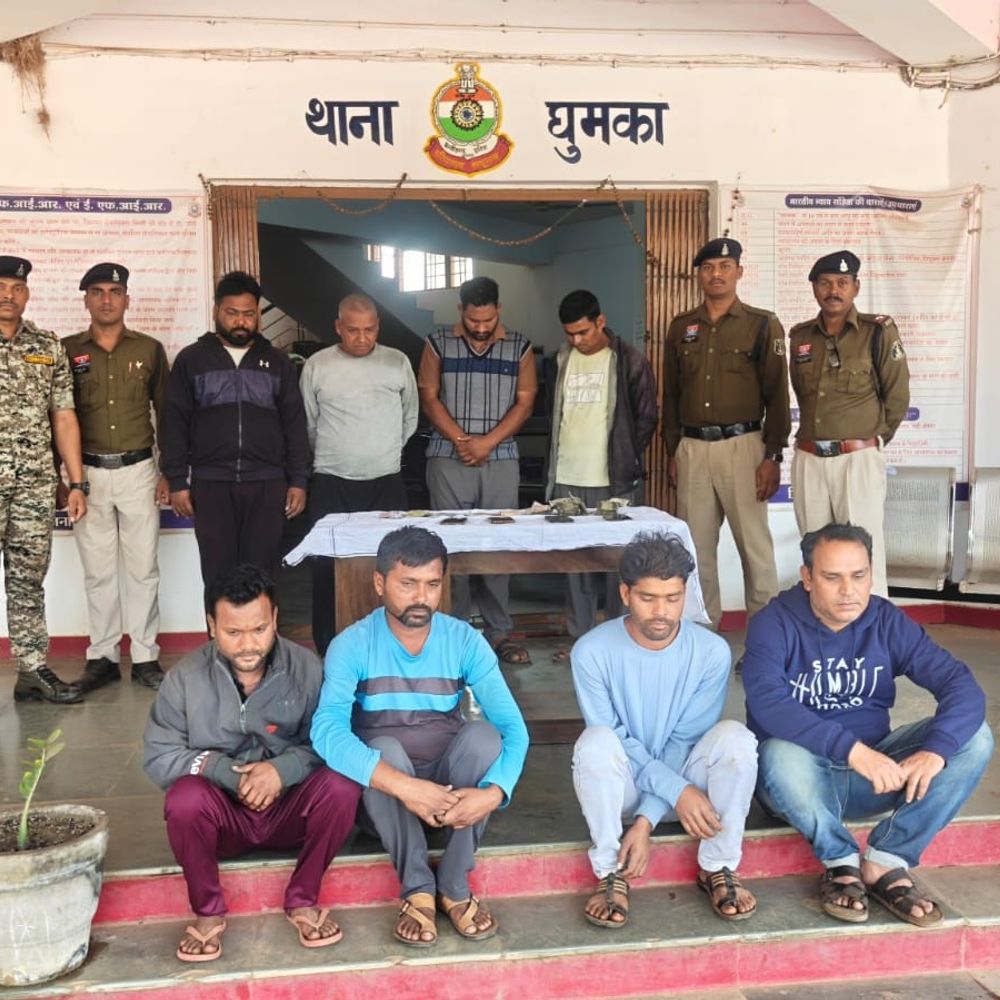 राजनांदगांव में जुआ फड़ पर पुलिस की दबिश:घेराबंदी कर 8 जुआरी को किया गिरफ्तार, 1.85 लाख कैश जब्त