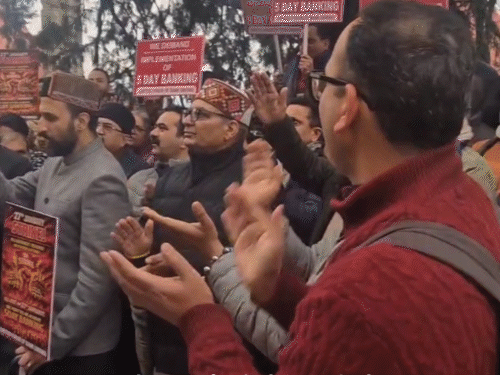 हिमाचल में बैंक कर्मियों की हड़ताल:  LIC-RBI की तरह फाइव डे वर्किंग की मांग, बोले- कर्मचारियों से भेदभाव क्यों – Shimla News