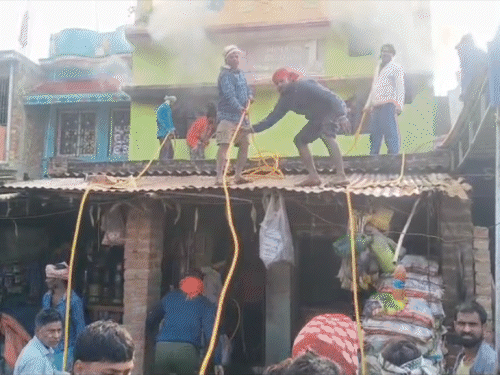 भागलपुर में किराना दुकान के गोदाम में लगी आग; VIDEO:  गांव के लोगों संग छत पर चढ़े विधायक, 4 घंटे बाद पाया गया काबू – Bhagalpur News