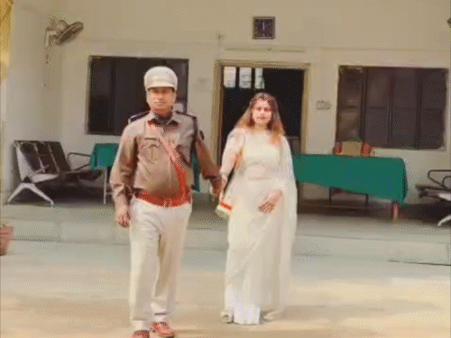 गणतंत्र दिवस पर थाना प्रभारी का रील वायरल:  थाना परिसर में वर्दी पहनकर पत्नी संग डांस किया, विभागीय जांच के आदेश – Palamu News