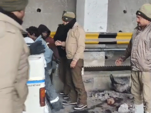 अटल टनल से 2 लोगों का रेस्क्यू:  भारी बर्फबारी के बाद फंसे, पुलिस ने मनाली पहुंचाया, एक UP, दूसरा झारखंड का रहने वाला – Manali News