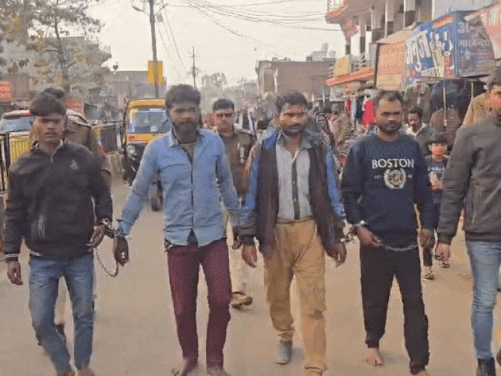 बुजुर्ग को बाइक से बांधकर घसीटने वाले आरोपी गिरफ्तार:मुंबई भागने की फिराक में थे, मेन मार्केट में निकाला पैदल जुलूस