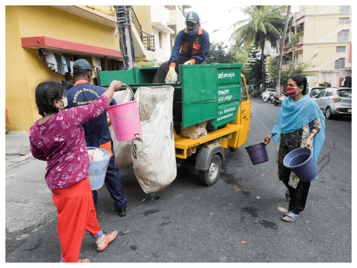 नगर निगम की डोर-टू-डोर कूड़ा कलेक्शन की व्यवस्था ध्वस्त:  लोग बोले – कभी क्यूआर स्कैन या कूड़ा लेने नहीं आया कोई, सरकार को लग रहा राजस्व का चूना – Varanasi News