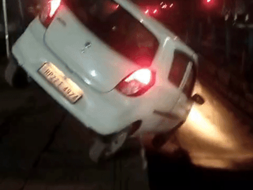 चंडीगढ़ रेलवे स्टेशन में घुसी हिमाचल नंबर की कार:  प्लेटफॉर्म और रेलवे ट्रैक के बीच फंसी; RPF ने निकलवाई, 2 युवक हिरासत में – Chandigarh News