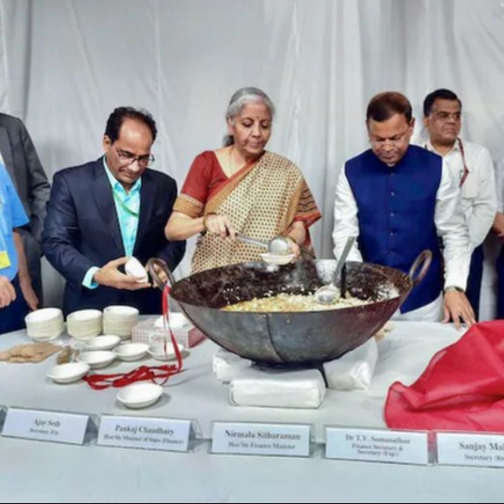 बजट 2026 की तैयारी पूरी, नॉर्थ-ब्लॉक में हुई हलवा सेरेमनी:  सीतारमण ने अधिकारियों का मुंह मीठा कराया, 1 फरवरी को पेश होगा पेपरलेस बजट